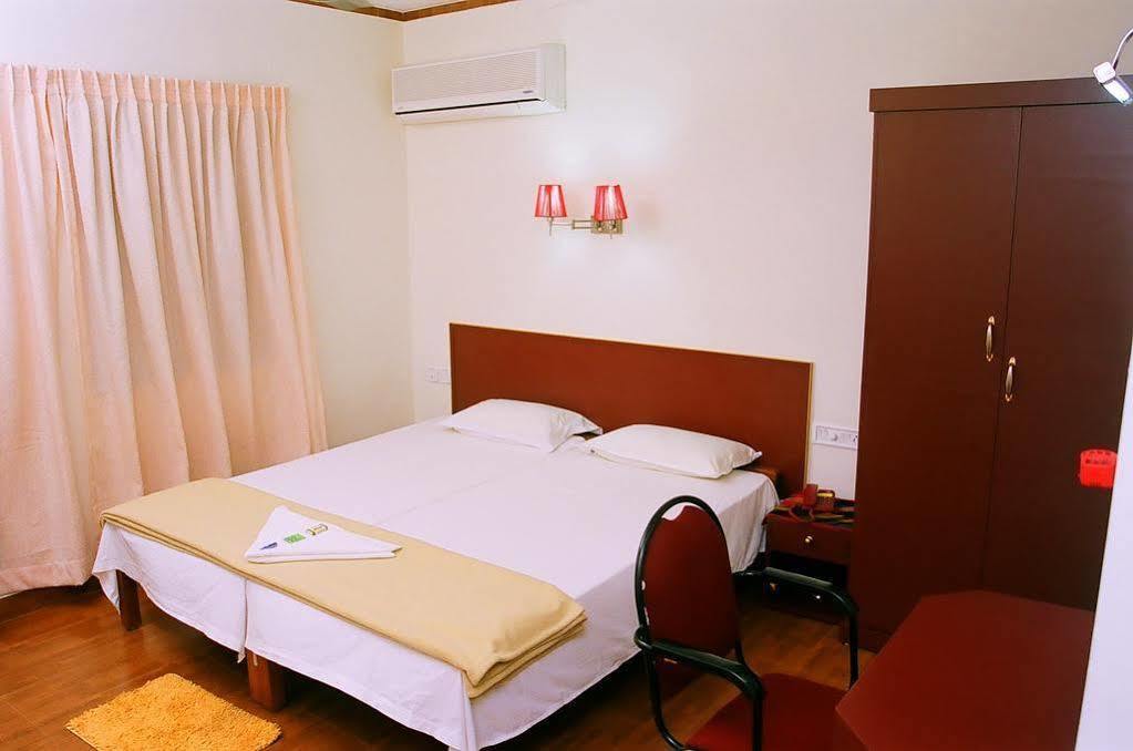 Hotel Srinivas Kochi Exteriör bild